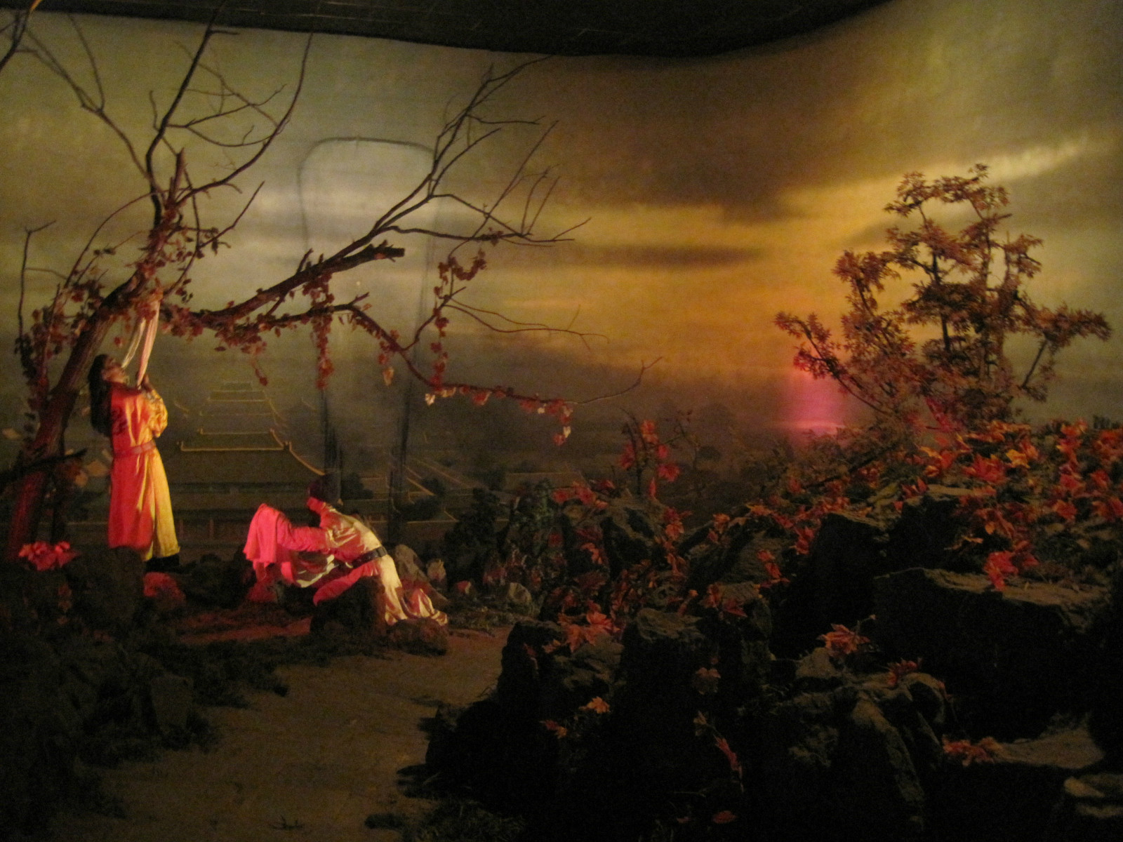  p>北京十三陵明皇蜡像宫(简称明皇宫)于1994年8月开业,是展示中国