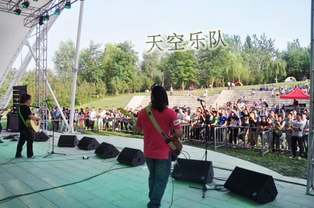  p>天空乐队,2001年8月成立.