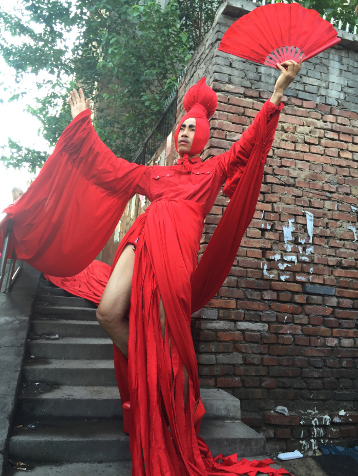 明星妆发设计师,中国首位登上国际版《vogue》的行为艺术家;中国户外