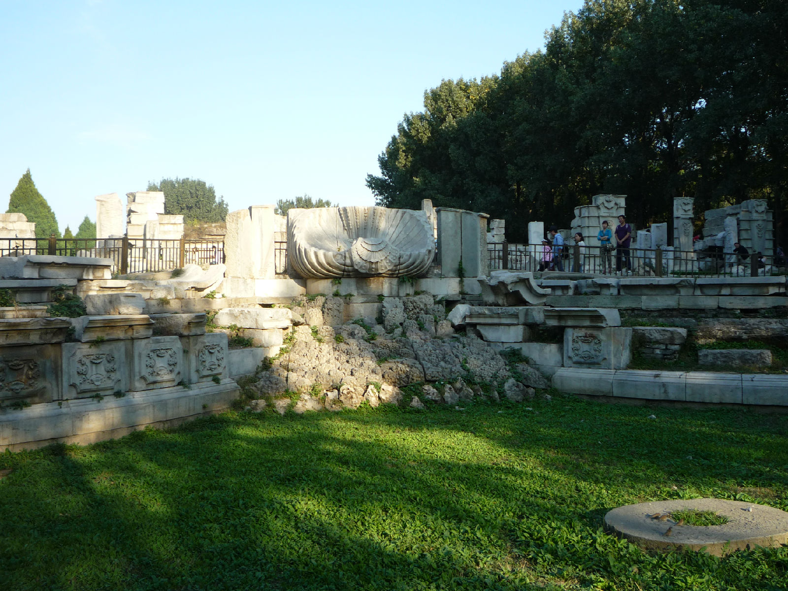  p>圆明园是中国清代大型皇家园林,位于北京市海淀区,始建于1707年(清