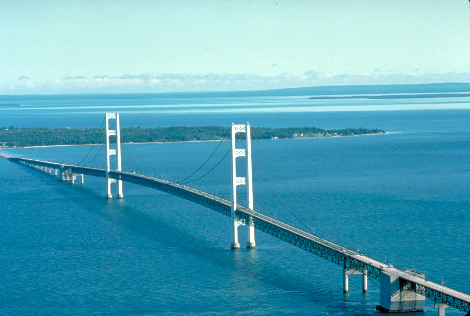bridge,又称麦基尼克大桥,麦基纳克大桥,麦基诺水道大桥)是美国 a