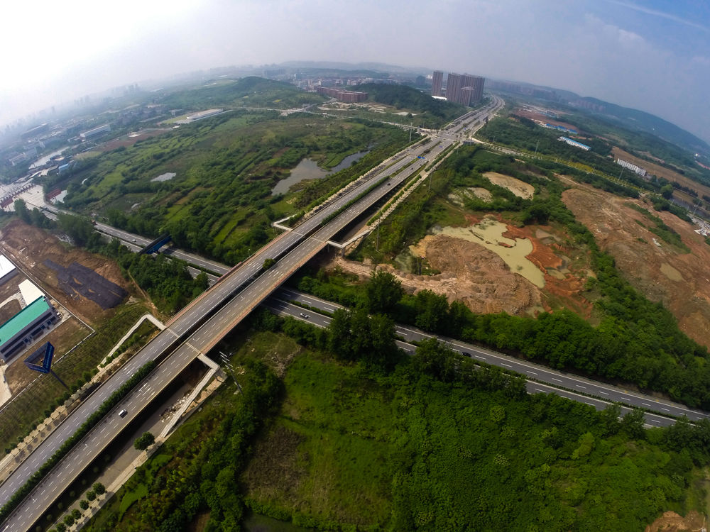  p data-id="gnwi6q9klj">跨线桥为上跨式横过公路的设施,通常设置在