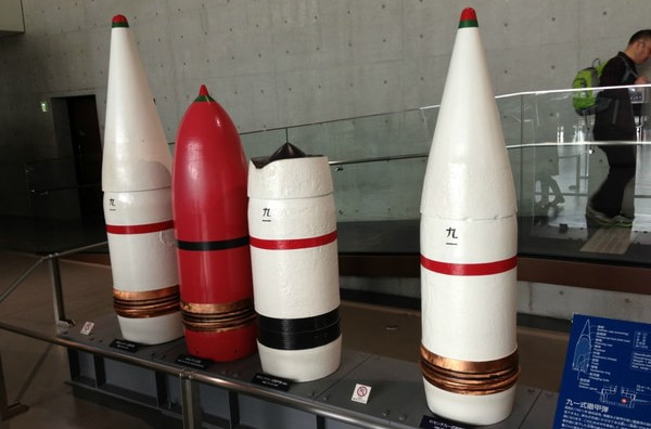  p>弹体内带许多燃烧子弹头,以18"为例,长1.