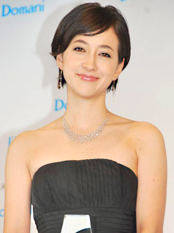  p>泷川雅美,1977年10月1日生于法国巴黎,日法混血儿,日本人气女主播.