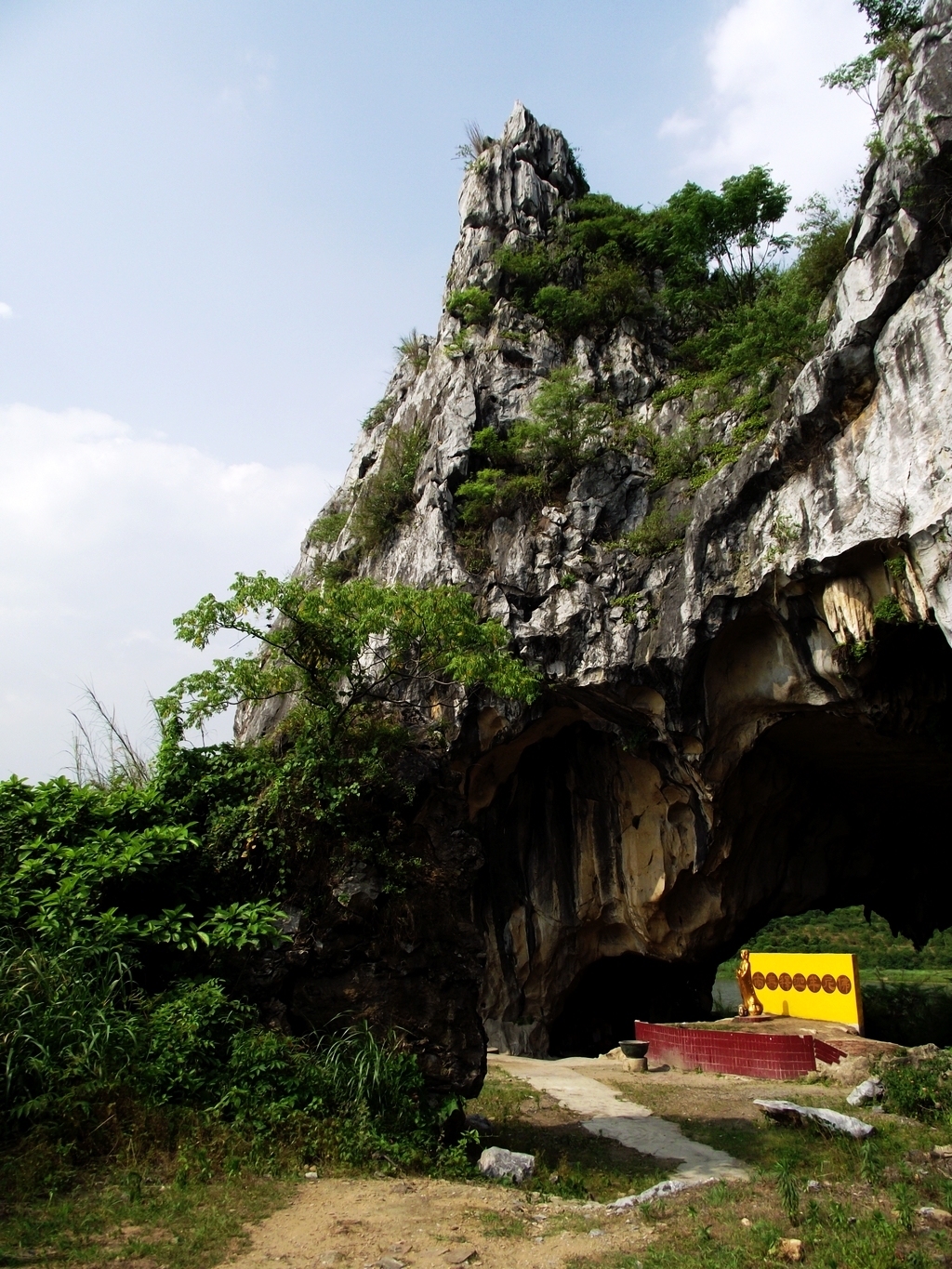  p>三洲岩取"蓬莱第三洲"之义为名,位于广东省德庆县九市镇内,西距