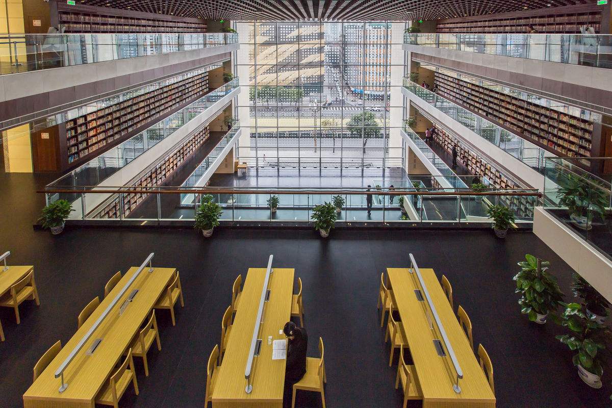  p>四川省图书馆位于成都市青羊区,是中国成立较早的公共图书馆之一