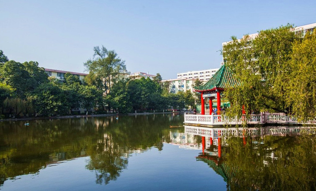  p>暨南大学法学院复设于2001年,前身是成立于1927年的 a href="#"