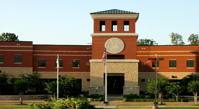  p>西方基督教中学是一所男女混合全日制大学预科,艺术宗教学校.