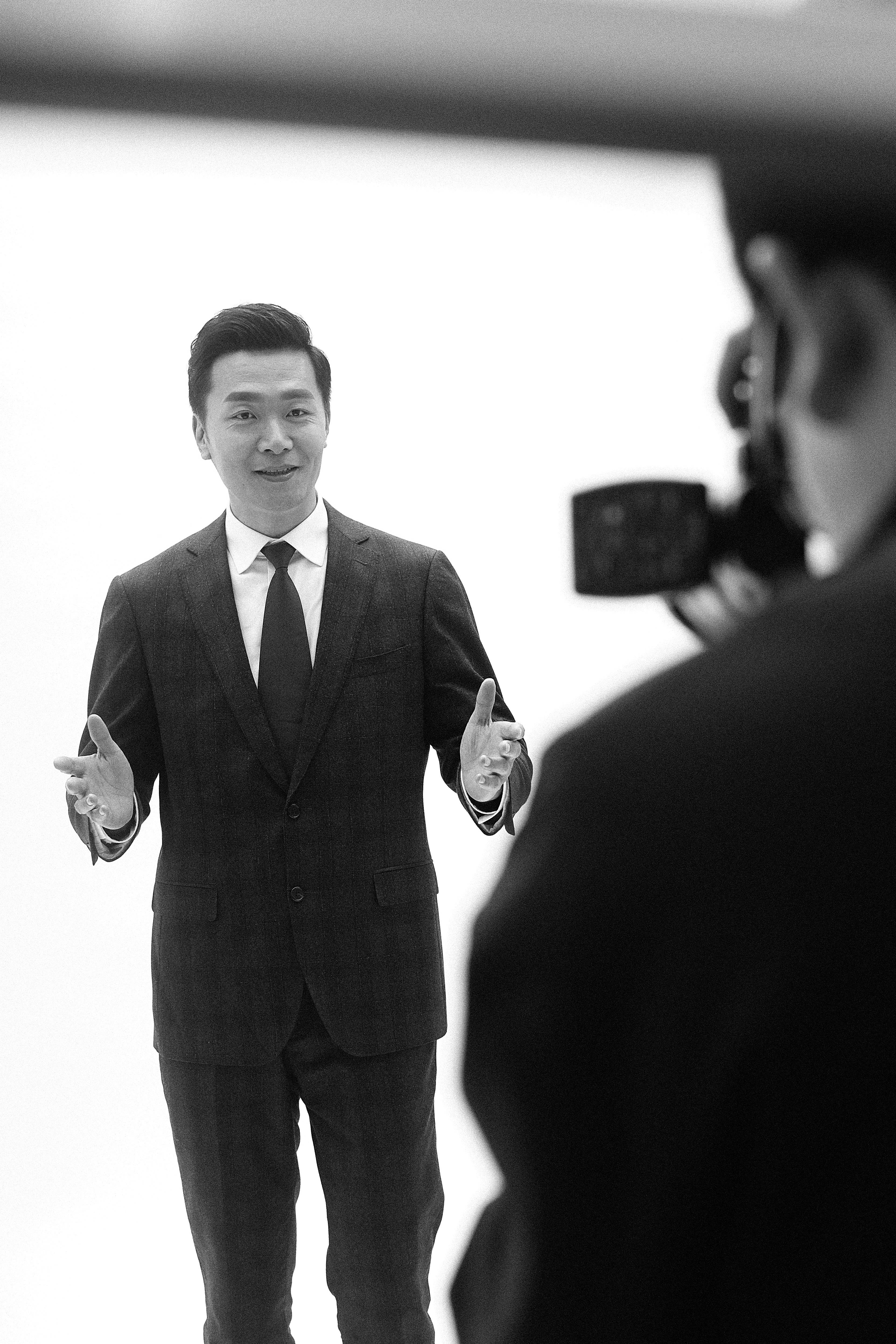 学院播音主持专业,现任安徽广播电视台节目主持人