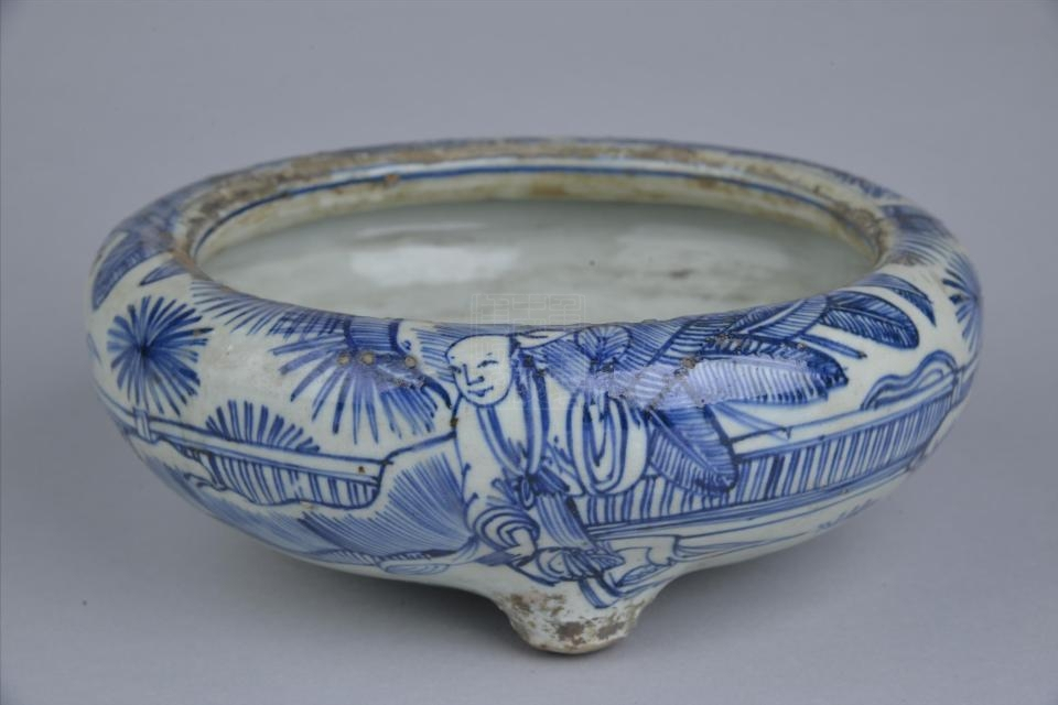 明青花人物芭蕉纹三足瓷香炉