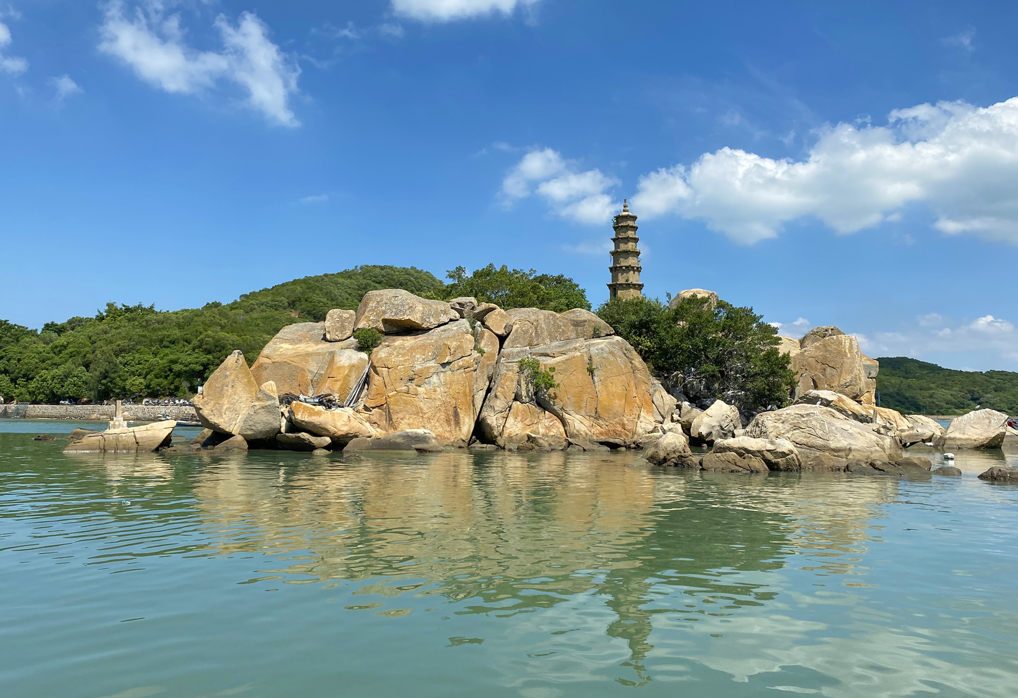  p data-id="gnwg7rp5me">在广东饶平县,柘林海港小门水域中(西沃岛