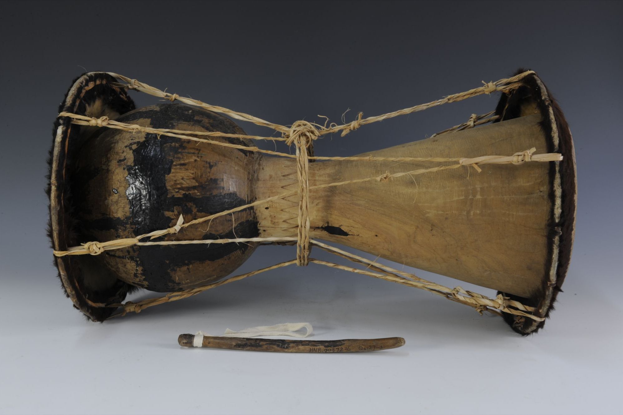 现代苗族长颈皮鼓