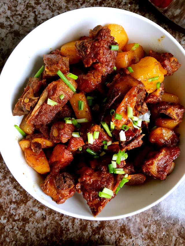 data-lemmaid="2135091">排骨 /a>为制作主料,肉鲜,豆腐嫩,工艺是红烧