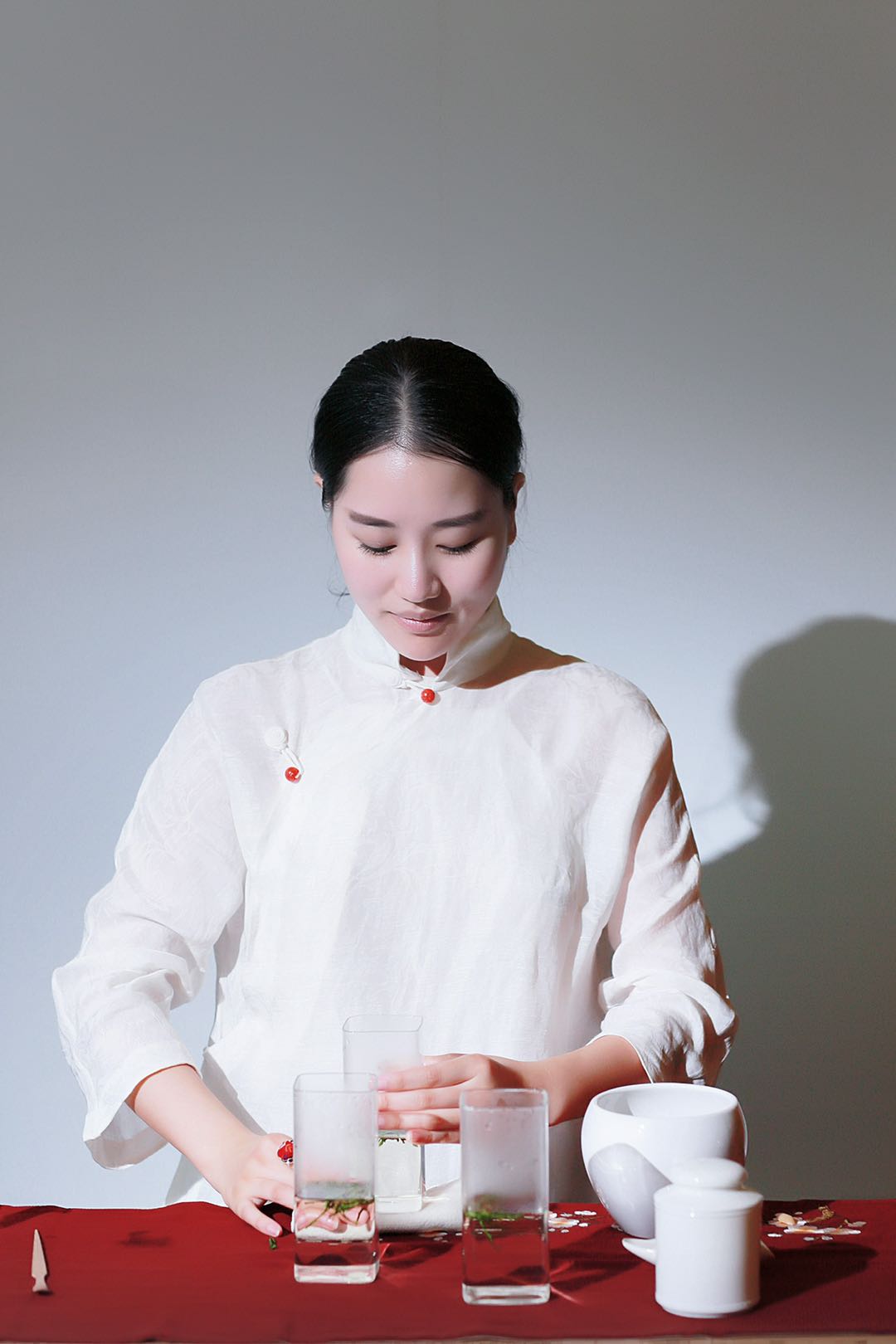 女,韵霏漫生活创始人,中国首届最美茶艺师全国总冠军,深圳市国际茶艺