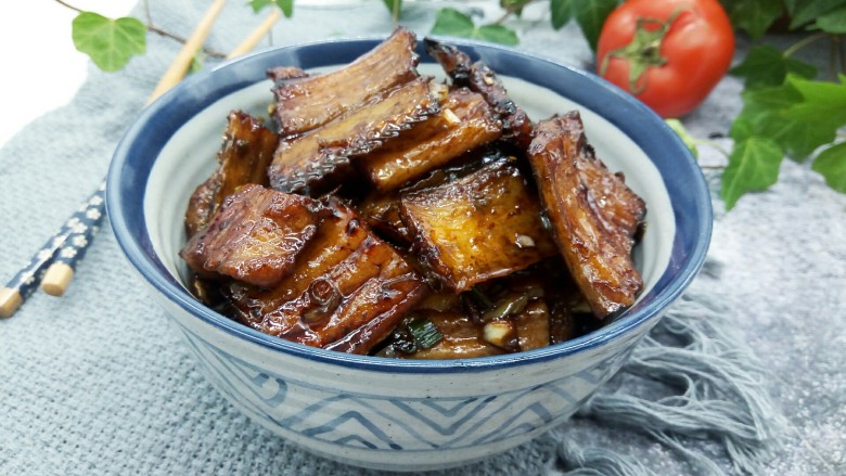  p>鳗鱼干烧肉是由鳗鱼干,五花肉等制作的食物,制作难度普通. /p>