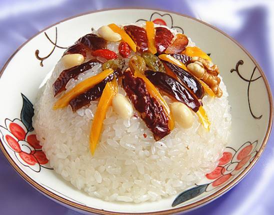  p>江陵散烩八宝亦称八宝饭,是荆州地区特色传统名点,色泽光亮,香甜