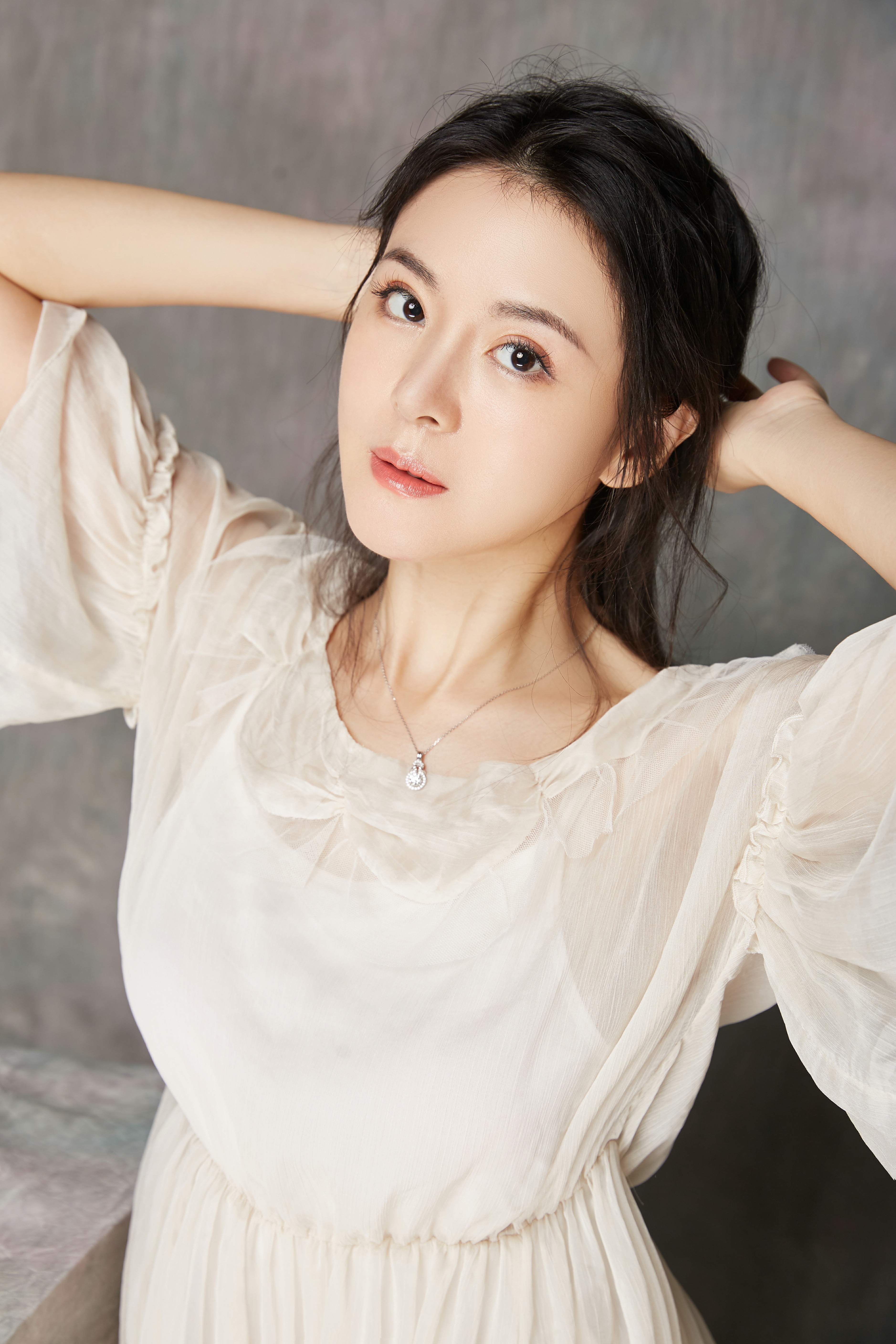  p>李鑫雨(英文名:cindy),本名:李欣雨,出生于陕西省,后移居中国香港