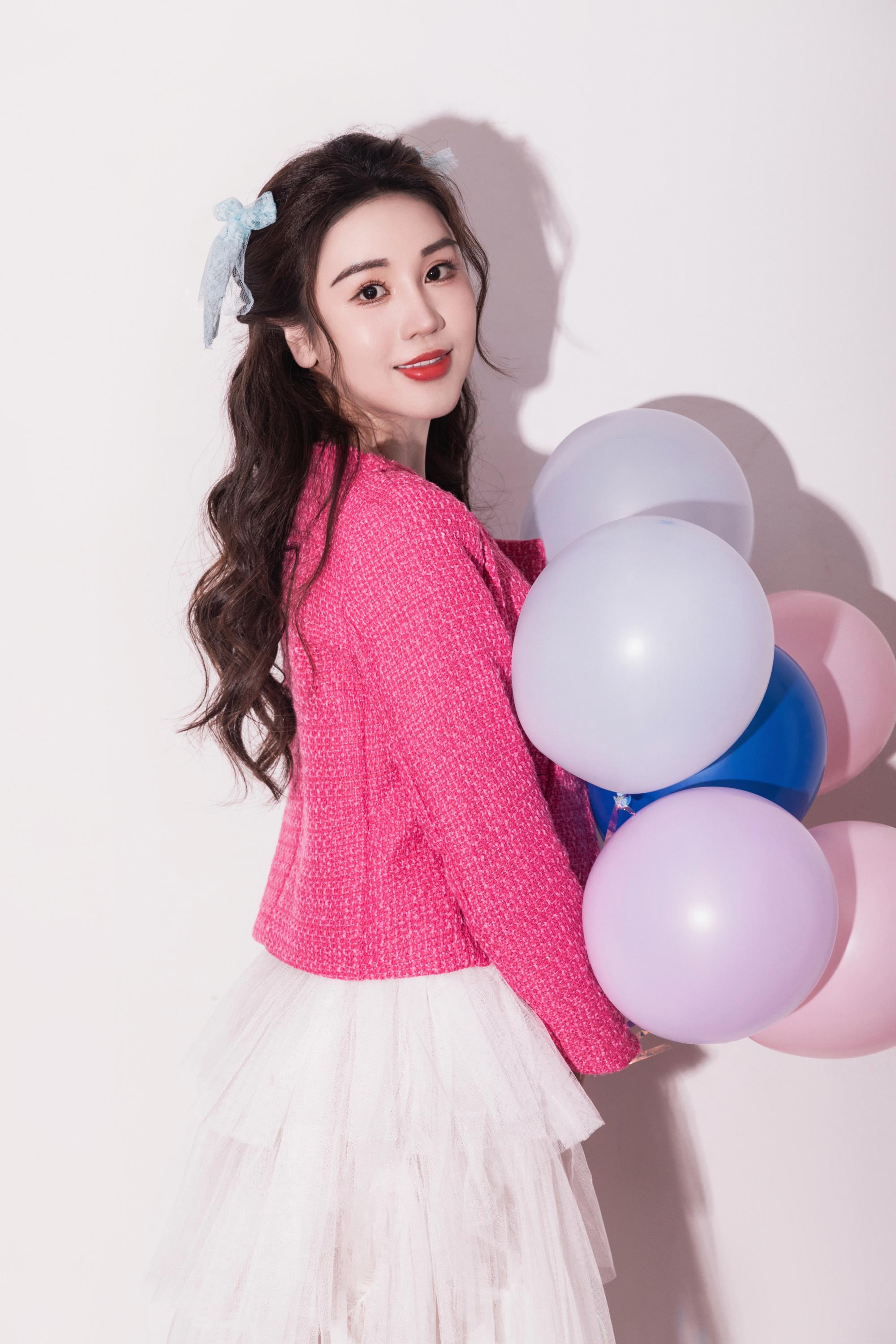  p data-id="gnzf2rdggt">杨金格,原名:杨歌,中国内地流行乐女歌手