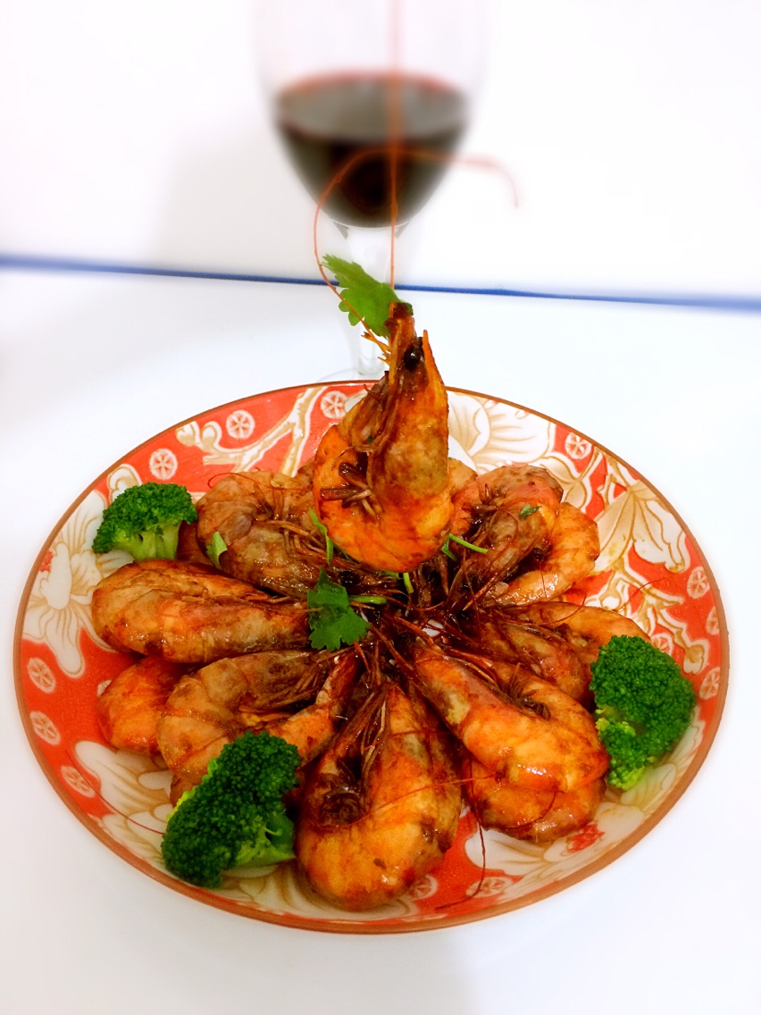  p>酱香焖虾是一道美食,由大虾,大蒜等原料制作而成. /p>