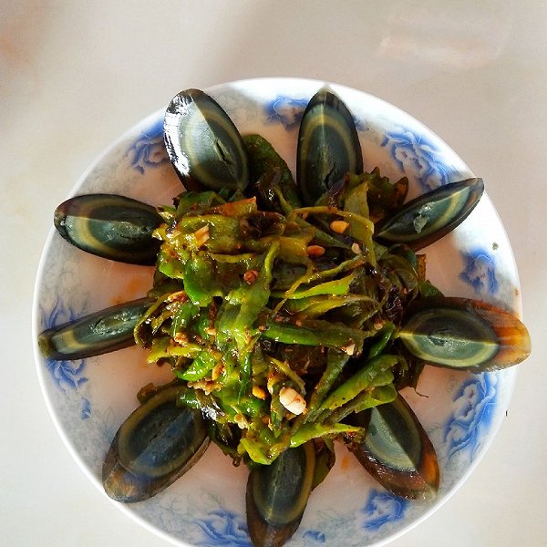  p>虎皮青椒皮蛋是由皮蛋,青椒等制作的食物,制作难度普通. /p>