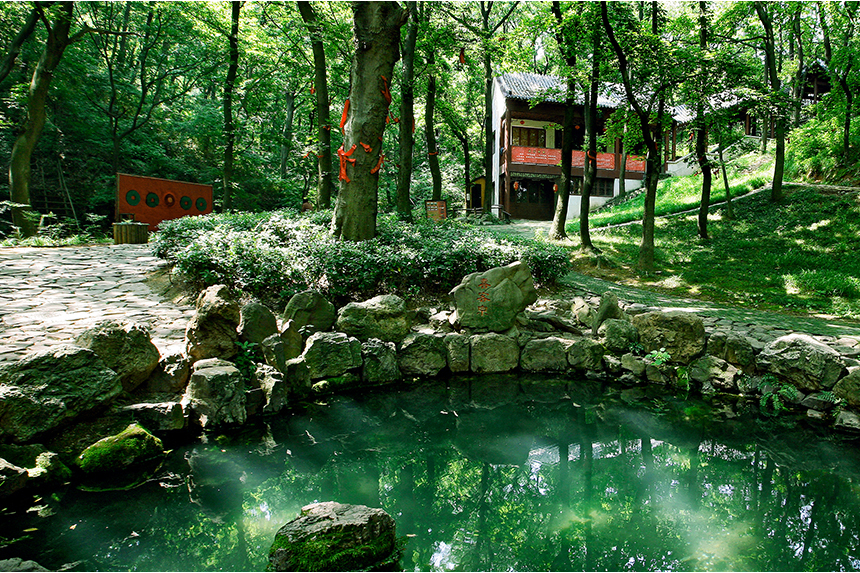 喜客泉位于 a target="_blank" href="/item/茅山风景名胜区/10566093