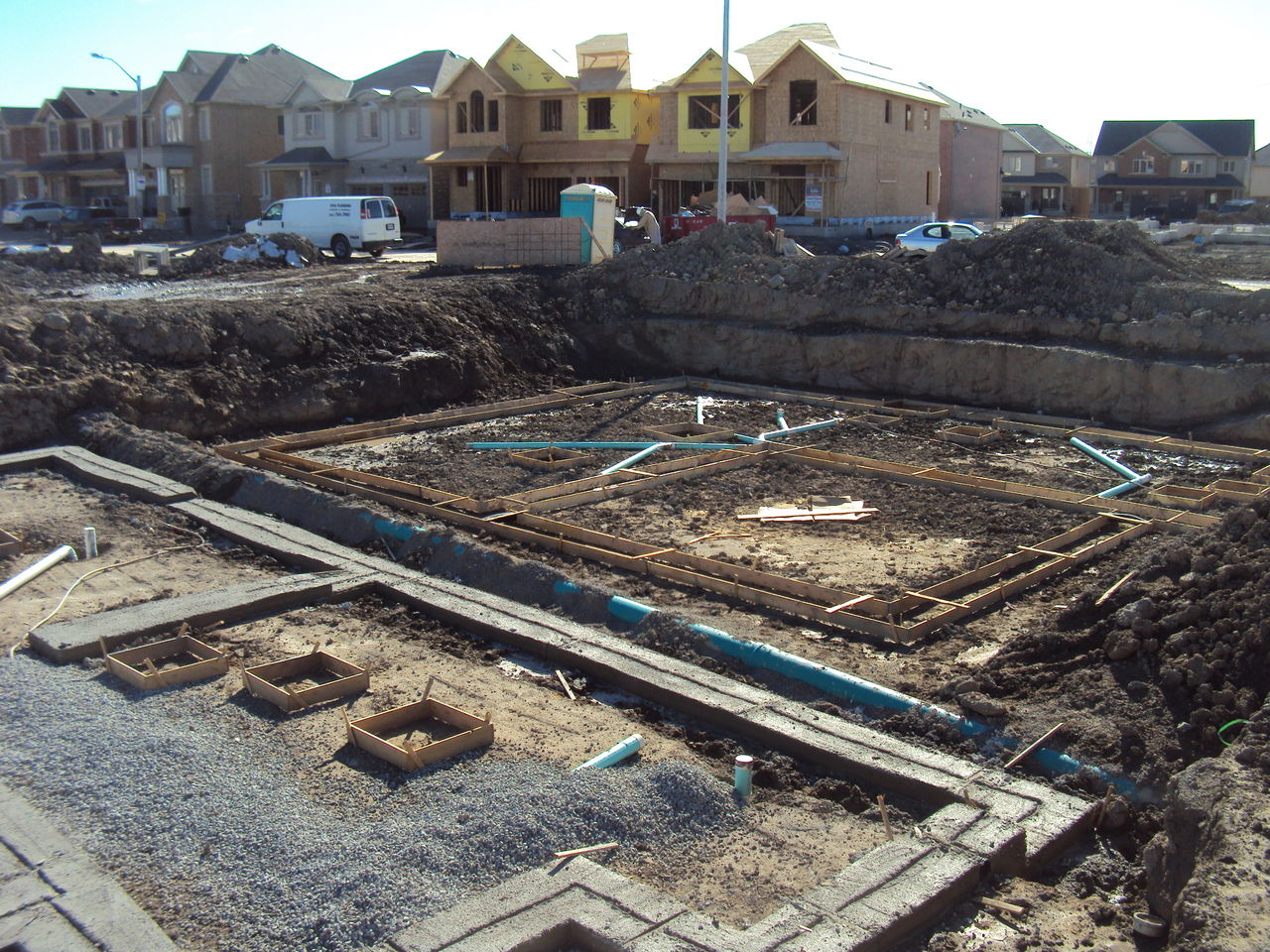 按上部结构分为 a target="_blank" href="/item/墙下条形基础