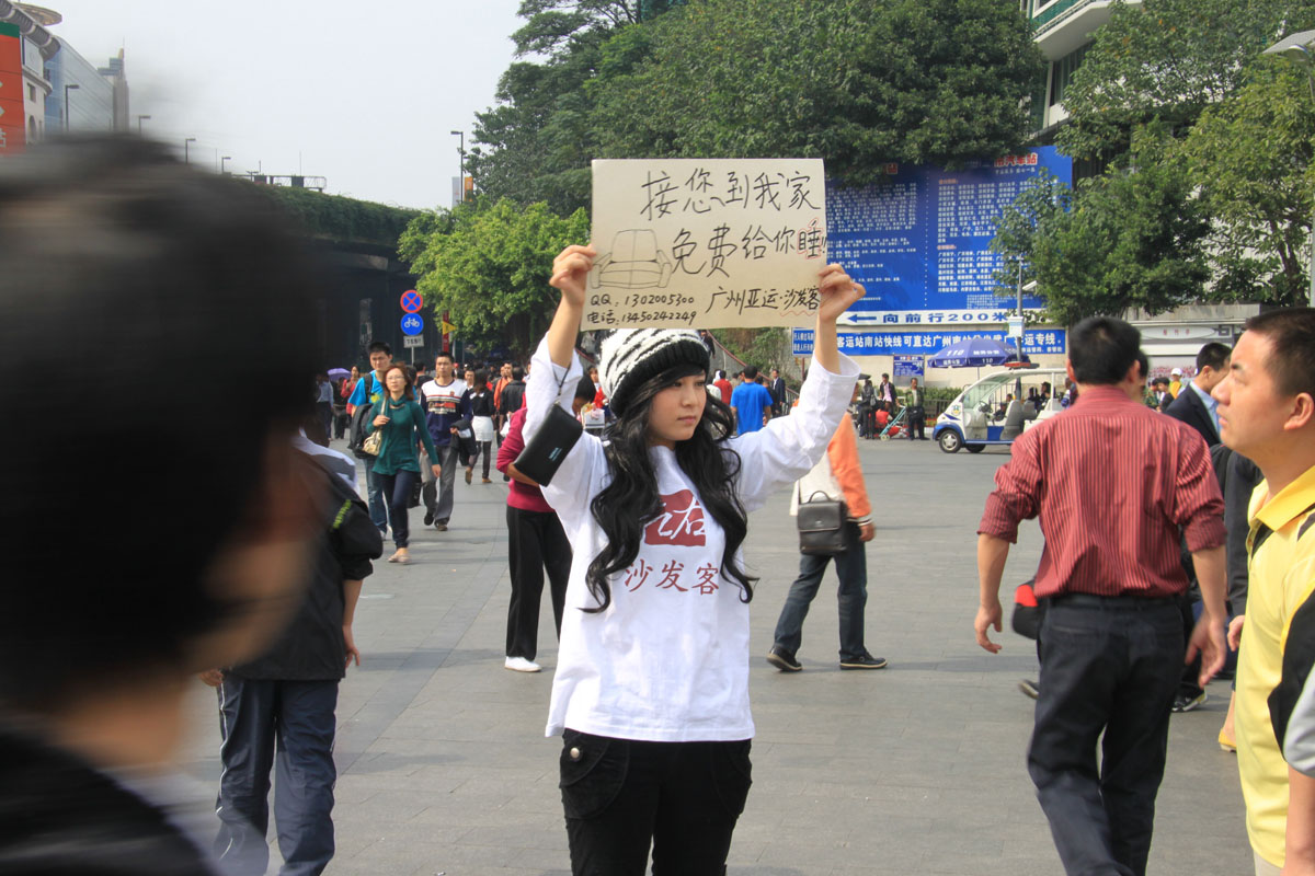 帖子上一位美女举着牌子,上面写着"接您到我家,免费给你睡".该帖一