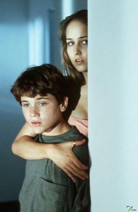  p>《玻璃屋的秘密》是2001年9月24日美国上映的惊悚类型电影,由