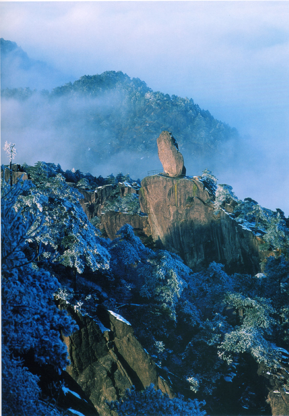  p>飞来石,位于安徽省黄山风景区平天矼的一块平坦岩石上,为自然风化