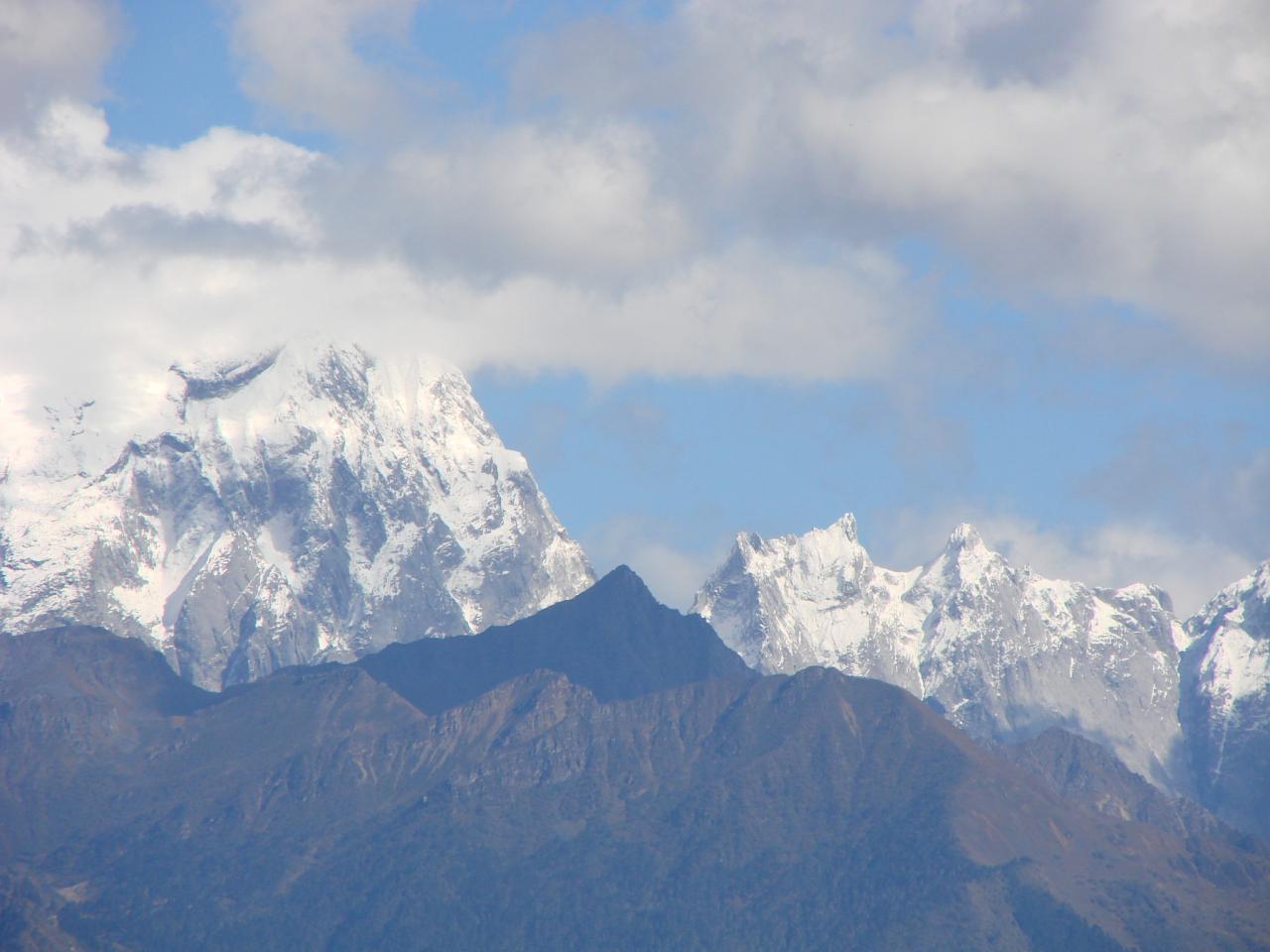 是岷山山脉主峰,最高海拔5588米,岷山主峰雪宝顶为藏区苯波教七大 a