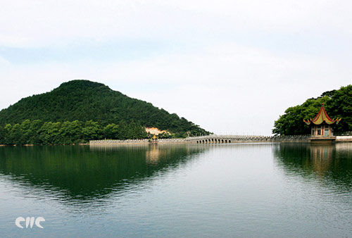  p>小天池位于庐山牯岭东北小天池山顶,海拔1213米. /p>