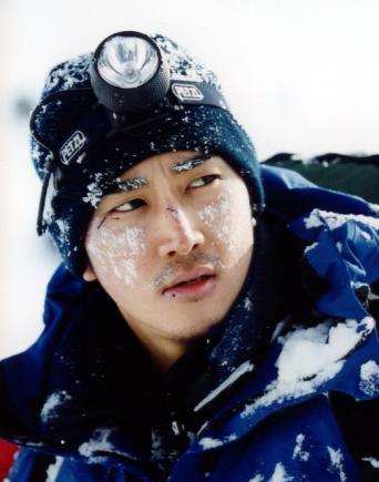  p>《冰雨》是2004年上映的韩国爱情剧情电影,由金银素执导,李成宰