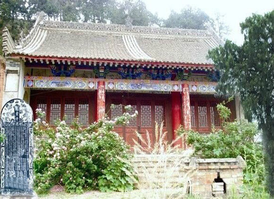  p>龙岩古寺,始建于唐代,位于陕西省乾县临平镇西北,寺脚下漆水河细流