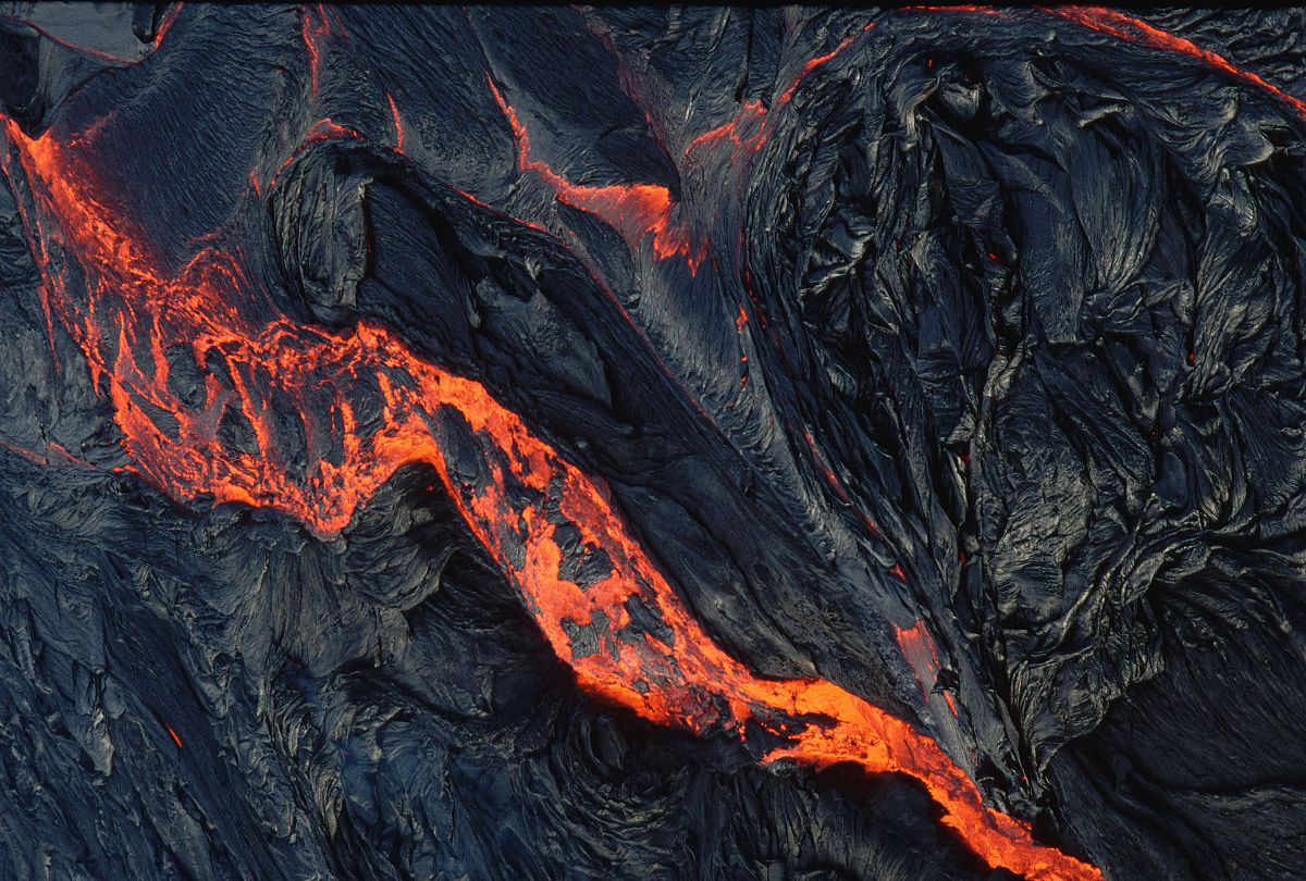  p>复合熔岩流(composite lava flow)由两种硅酸盐熔融体组成的熔岩流