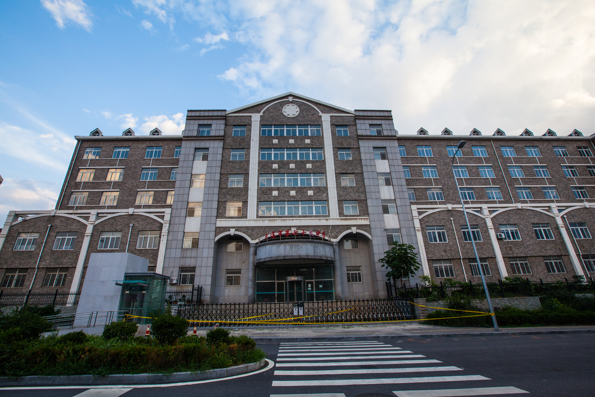  p>大连市第七十九中学坐落在绿树成荫的 a target="_blank" href="