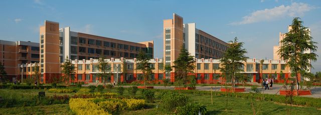 1 high school),简称"新乡一中",位于 a href="#" data-lemmaid="