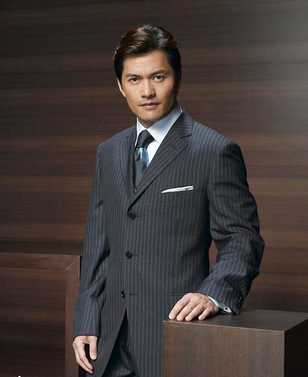 1955年12月22日生于越南,20世纪60年代从越南迁居香港,中国香港影视男