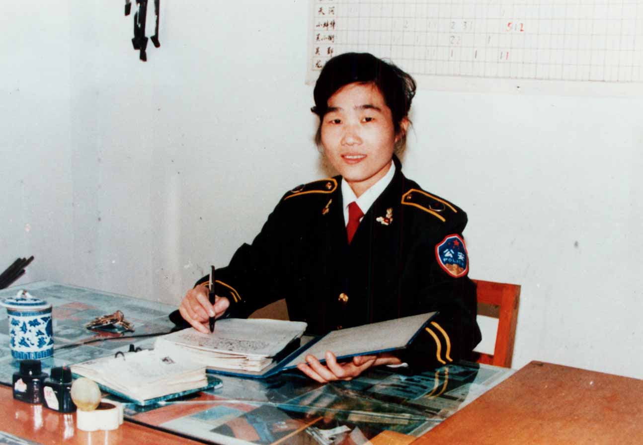 公安部一级英模,1996年8月被评为市"十佳户籍民警".