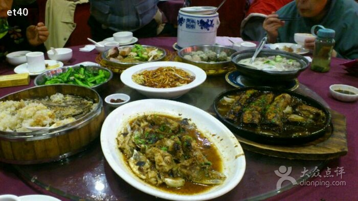 竹溪酒家(宝业路店)是一家粤菜餐馆,位于广州海珠区宝业路63号荔福