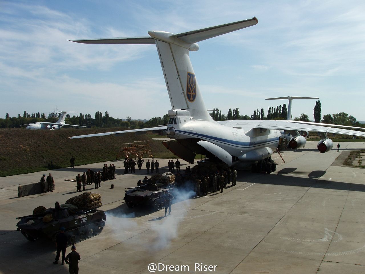  p>伊尔-76运输机(俄文: b>Ил-76, /b>英文: b>il-76,北约代号