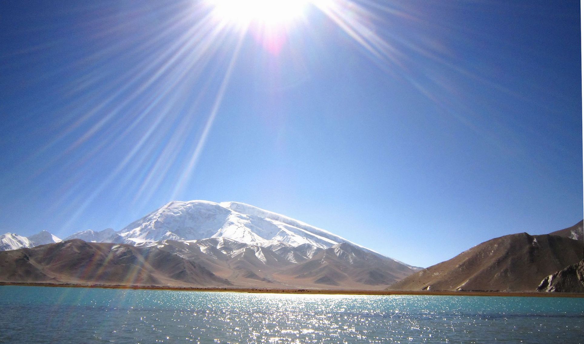  p>的的喀喀湖位于 a target="_blank" href="/item/玻利维亚/61176"