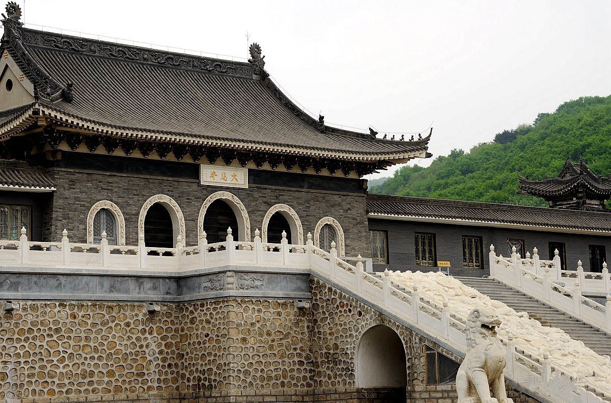  p>大悲寺是位于北京市西山余脉平坡山半腰的北京八大处寺庙之一的