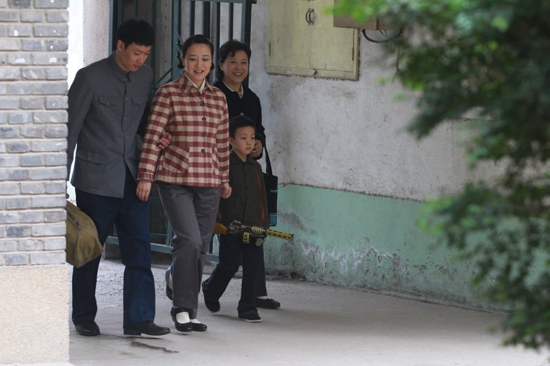 她在一次村报告会上邂逅了斯文儒雅的知青陈志,并对他一见倾心.