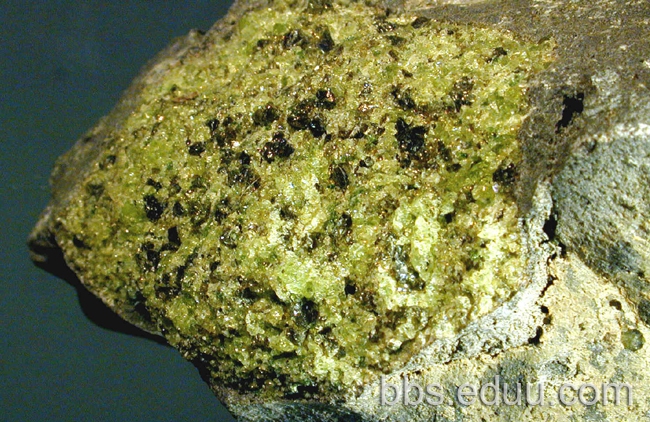  p>橄榄岩是存在于上地幔的一种岩石.