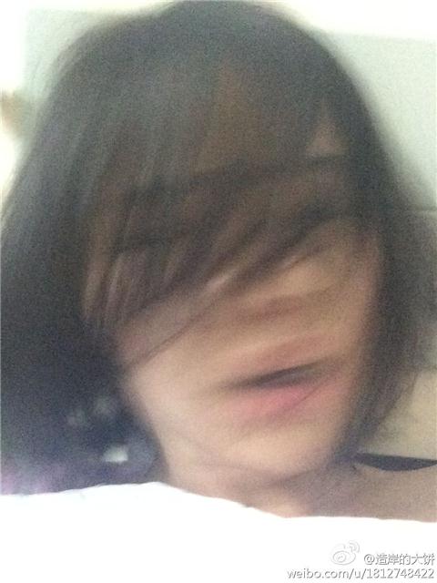 就是一边用力甩头,一边自拍,照出来的照片虽然模糊不清,但样子滑稽