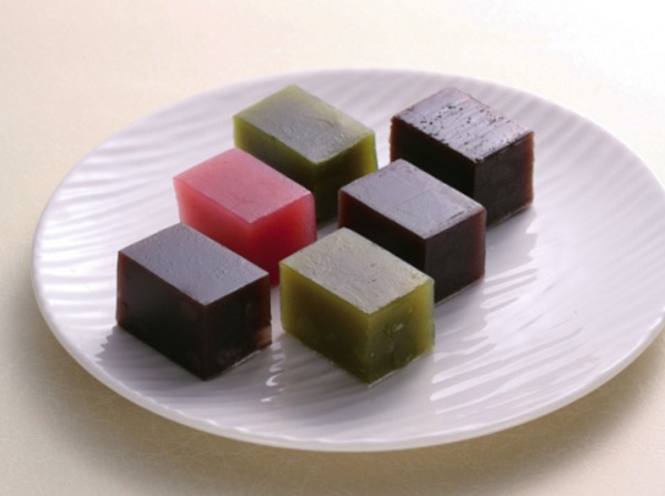  p>乌龙茶羊羹是一道美食,由洋菜粉,细砂糖,麦芽糖等原料制作而成.