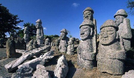 地质上是一个以东欧地台为核心,总体上向南增生的大陆,东侧以乌拉尔