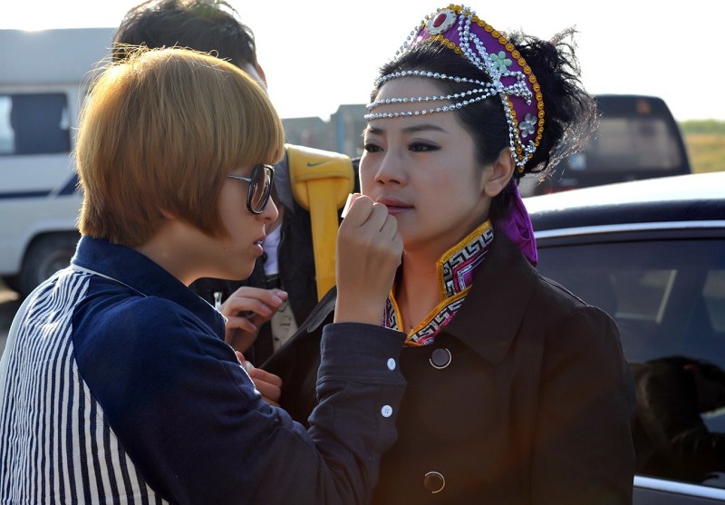  p>东方红艳,曾用名胡红艳,1982年8月1日出生于乌兰哈达,女歌手,演员