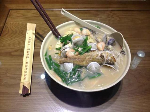  p>乐清清江三鲜面是以小青菜,蘑菇,腐竹,小虾干和猪肉糜为主要原料