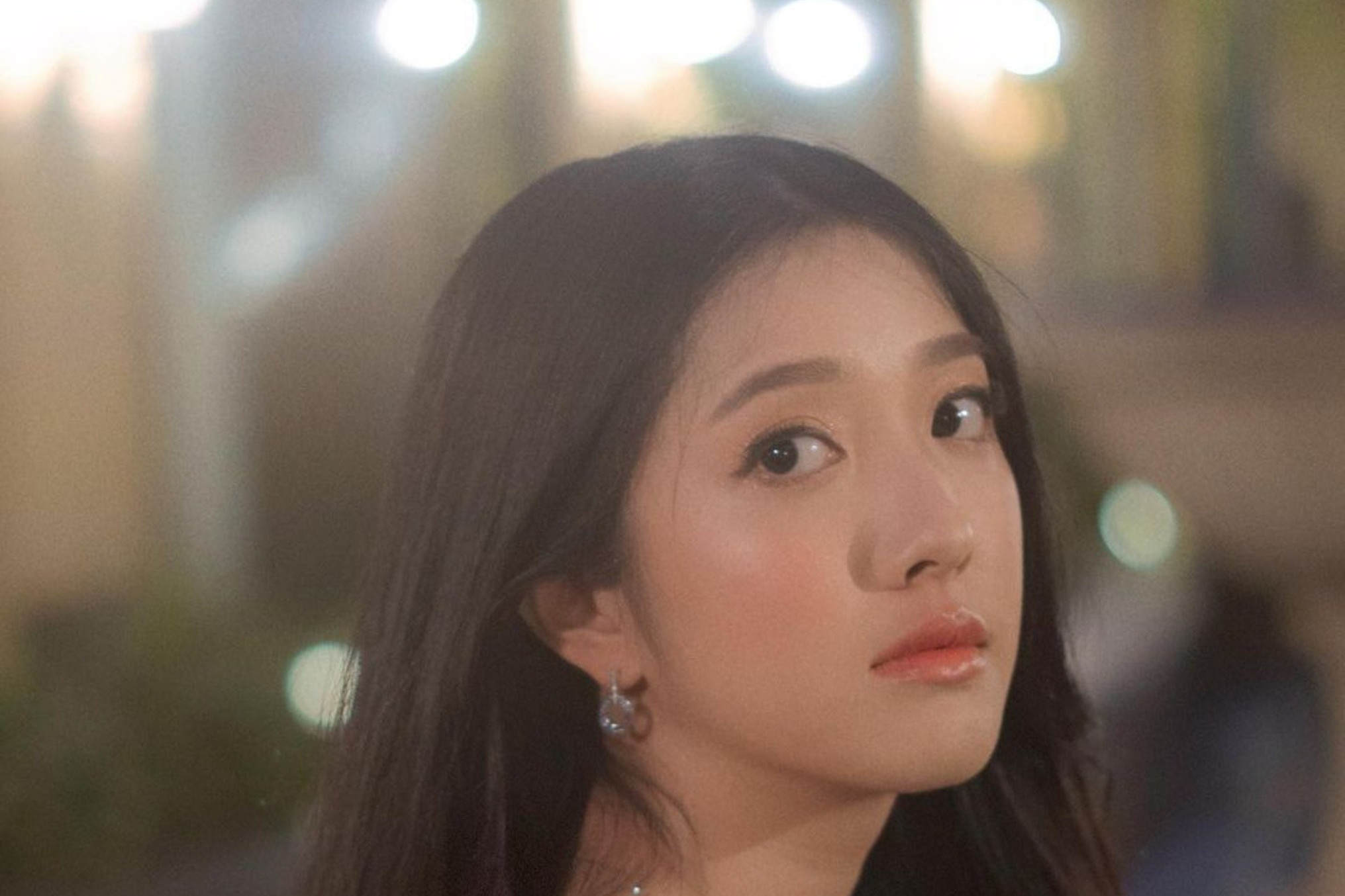 ,1999年8月11日出生于泰国,泰国女演员